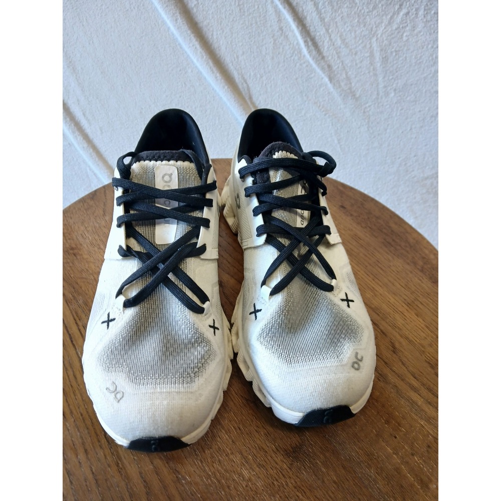 On Running Cloud women’s Running Shoes in White and Black sz 7 - Picture 2 of 9